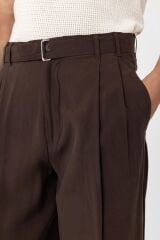 A25Y2799 KAHVE MODAL KUMAŞ RELAX FİT KEMERLİ ERKEK PANTOLON