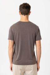 A25Y9417 KAHVE REGULAR FİT MODAL TEKNİK KUMAŞ ERKEK T-SHİRT